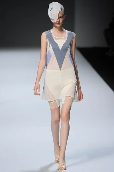 Look 10